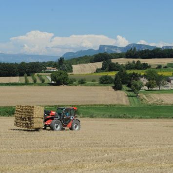 4. Tracteur a bras telescopique pour la ramasse de paille.JPG