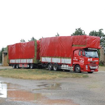 Chargement de foin bâché